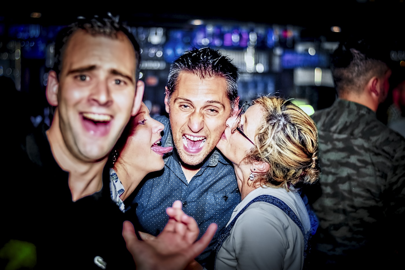 Freunde feiern ausgelassen bei einem privaten Event