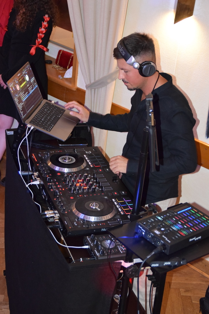 DJ Raff bei der Vorbereitung seines professionellen DJ-Setups
